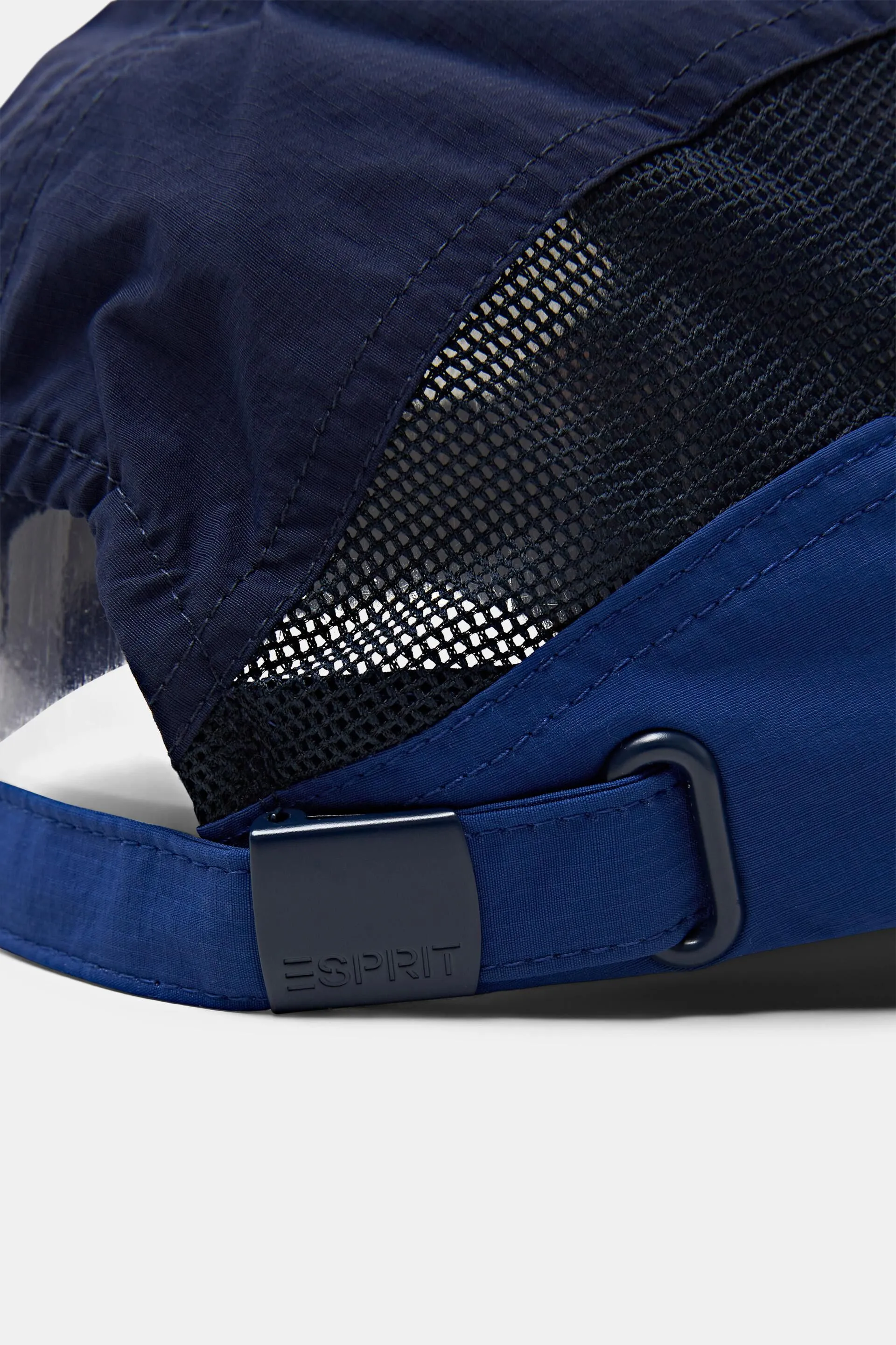 Berretto con pannelli in mesh e logo