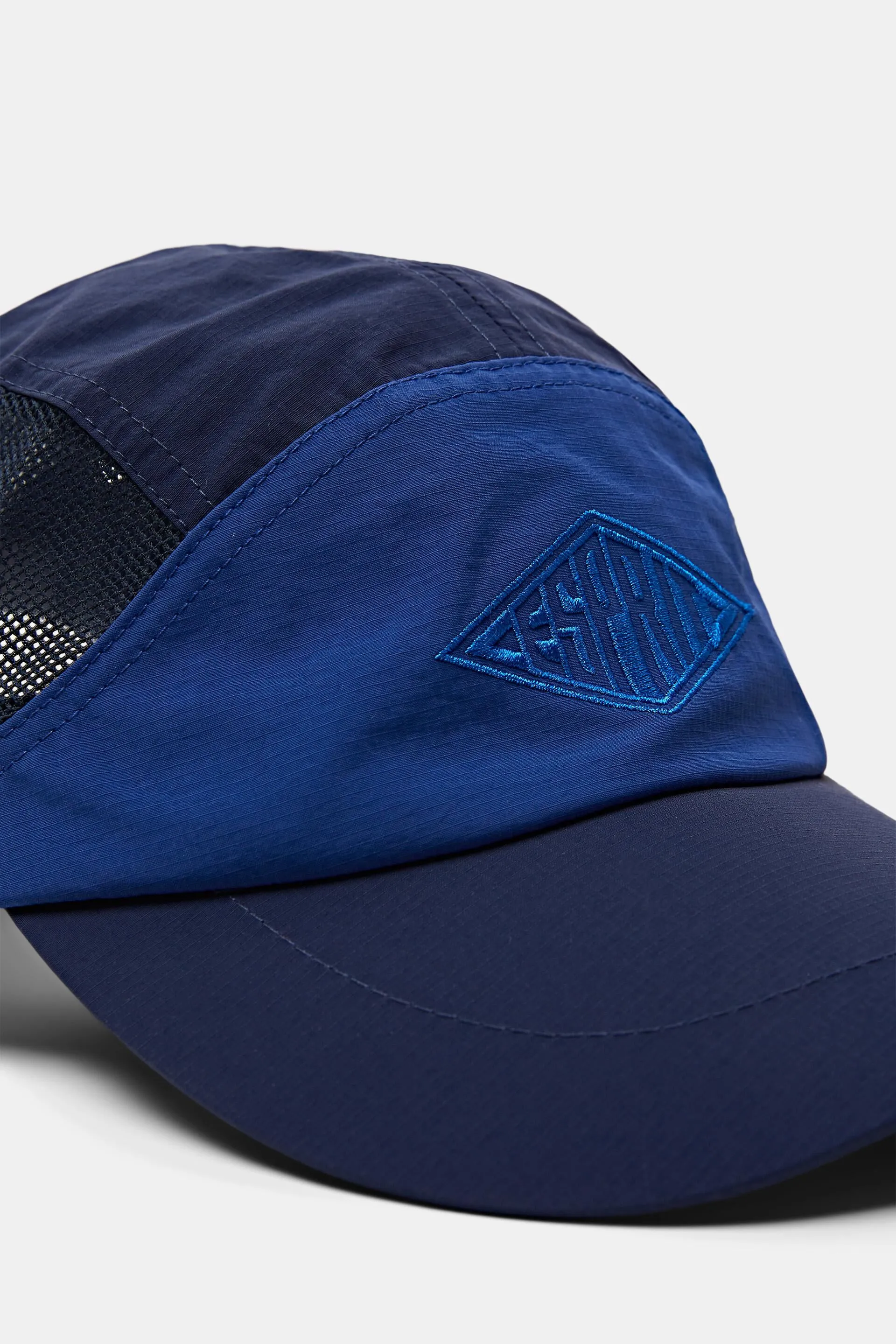 Berretto con pannelli in mesh e logo